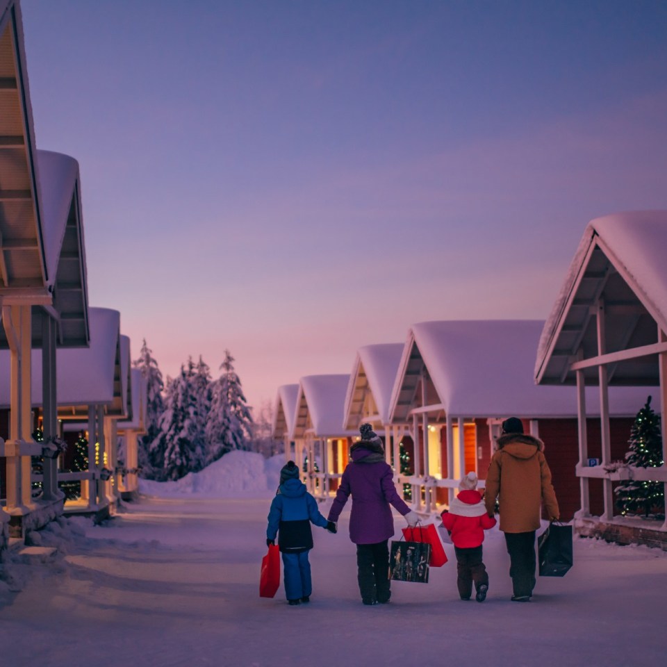 Familien-Spaziergang durchs Weihnachtsmanndorf
